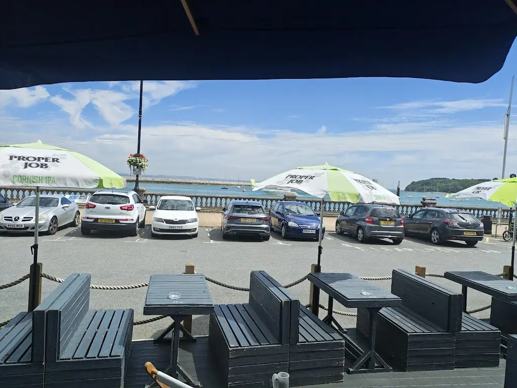 Damon Hadlow_The Globe_Cowes_review