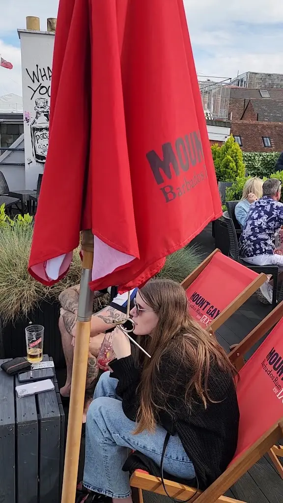 S N T_The Globe_Cowes_review