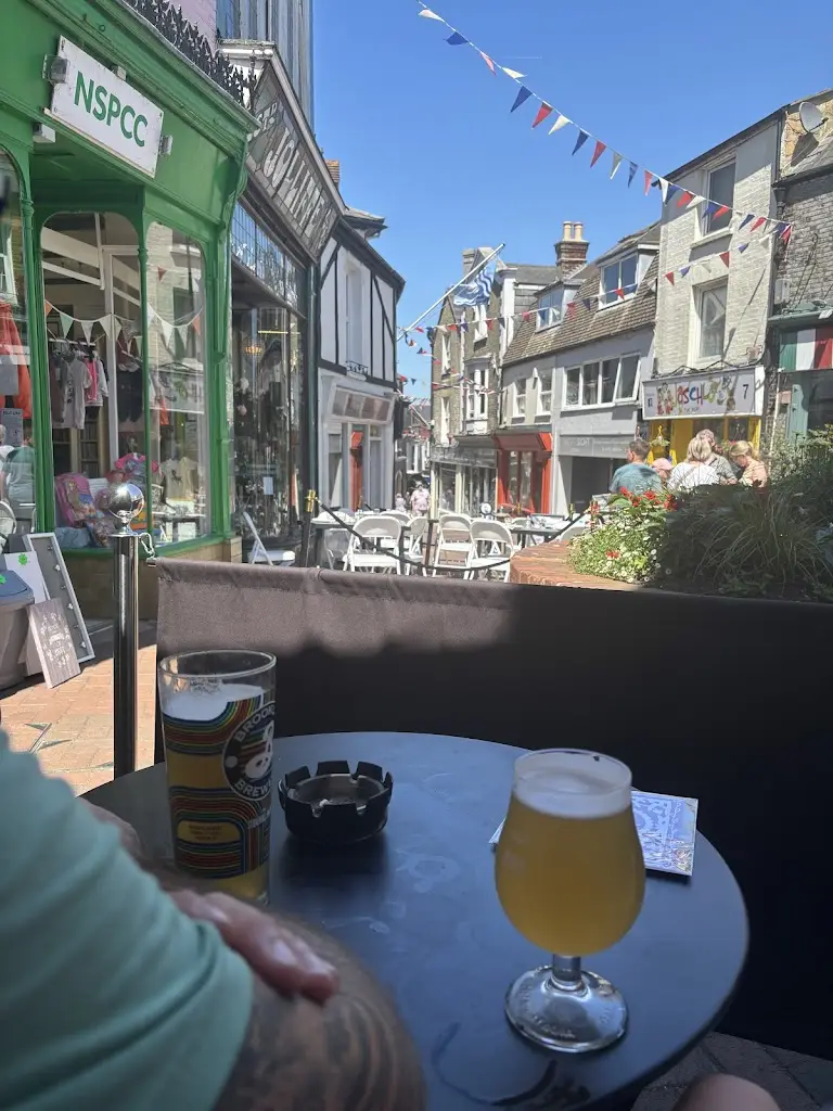 Isabel Shirlaw_The Ale House_Cowes_reseña