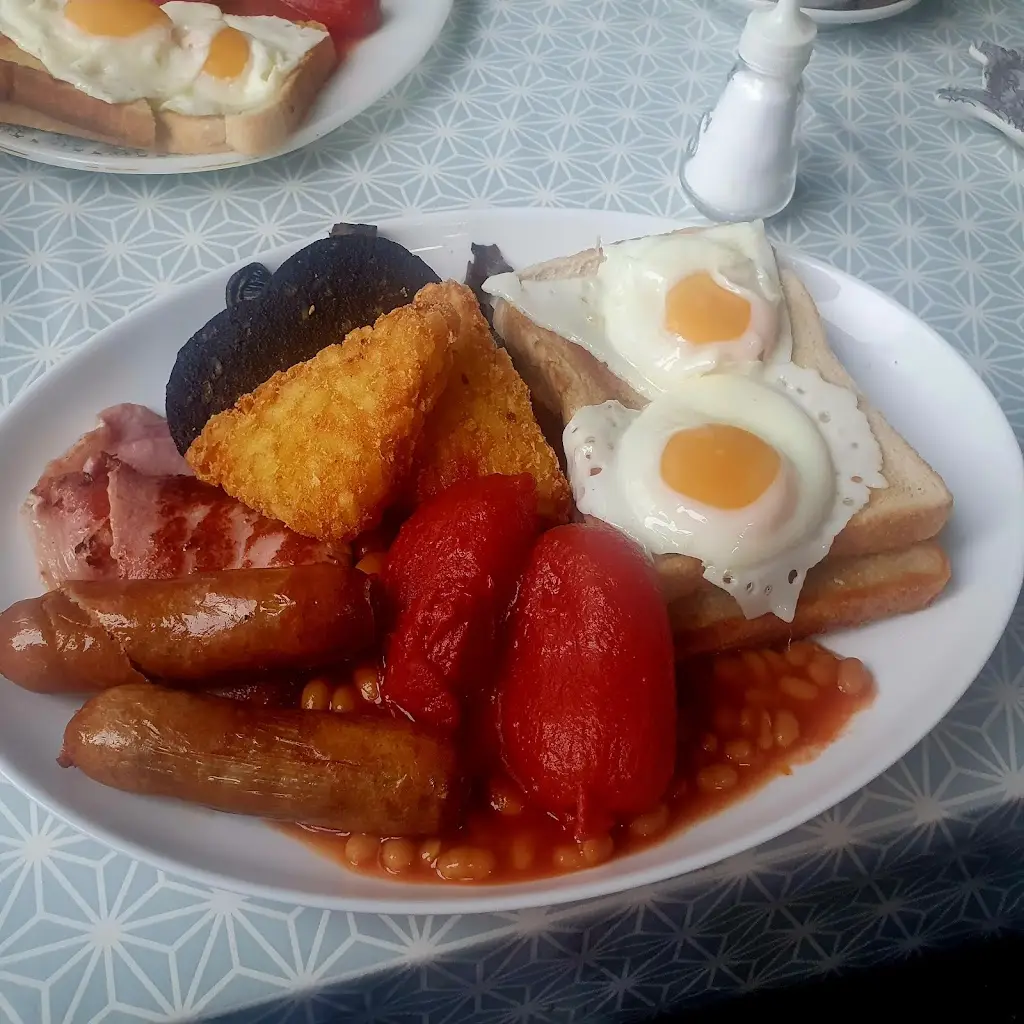 Dylan Milne_Eegons Cafe_Cowes_review