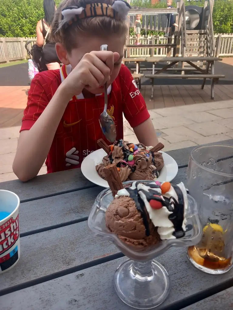 Kayleigh May_Four Eagles_Crewe_review