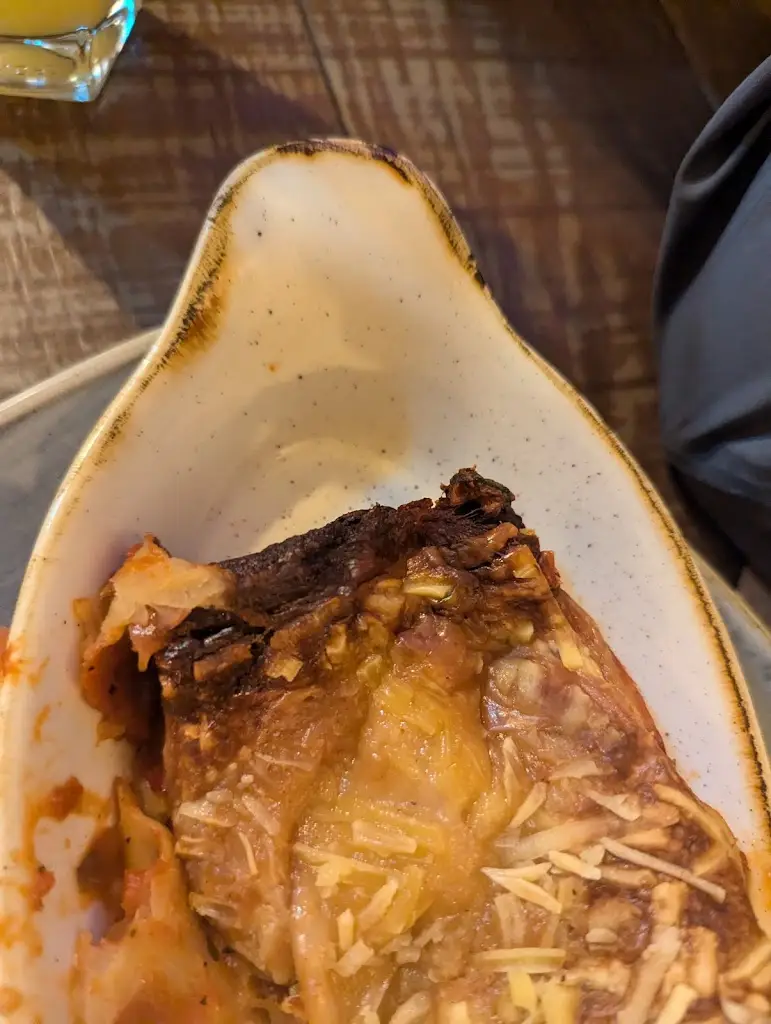 Lee Johnson_White Barn_Cuddington_recensione