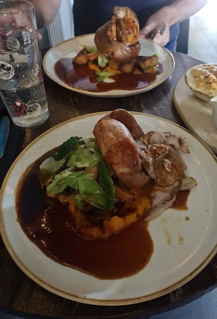 Natasha Taylor_The Crown, Cuddington_Cuddington_reseña