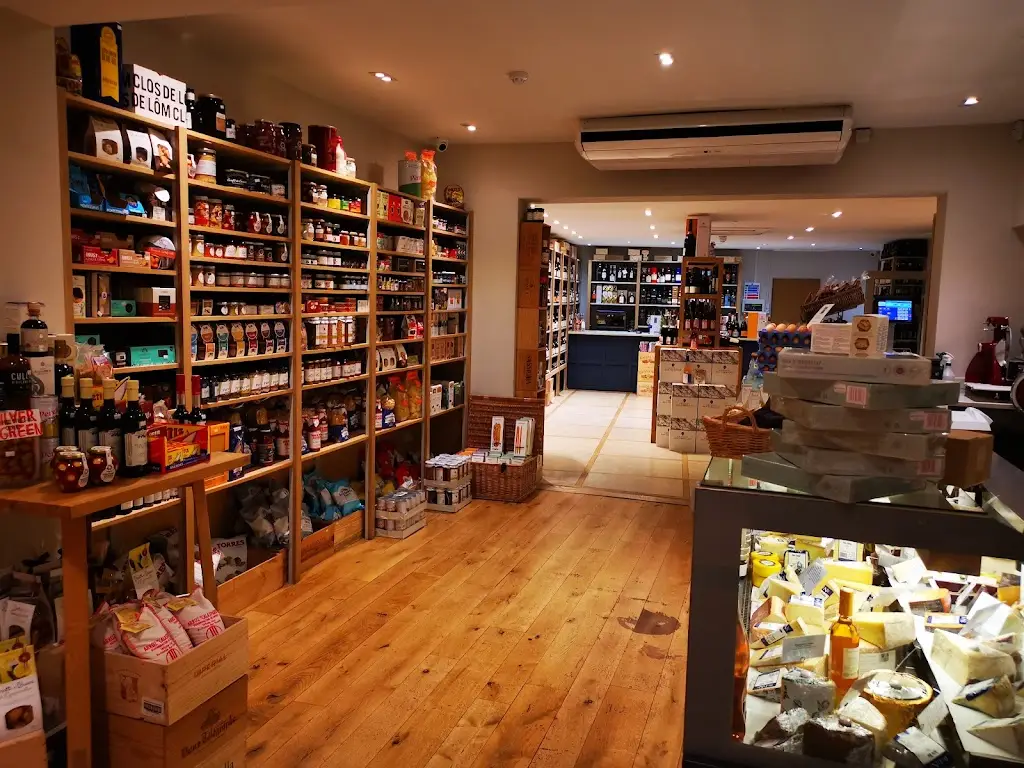 Define Food & Wine restaurant in Cuddington