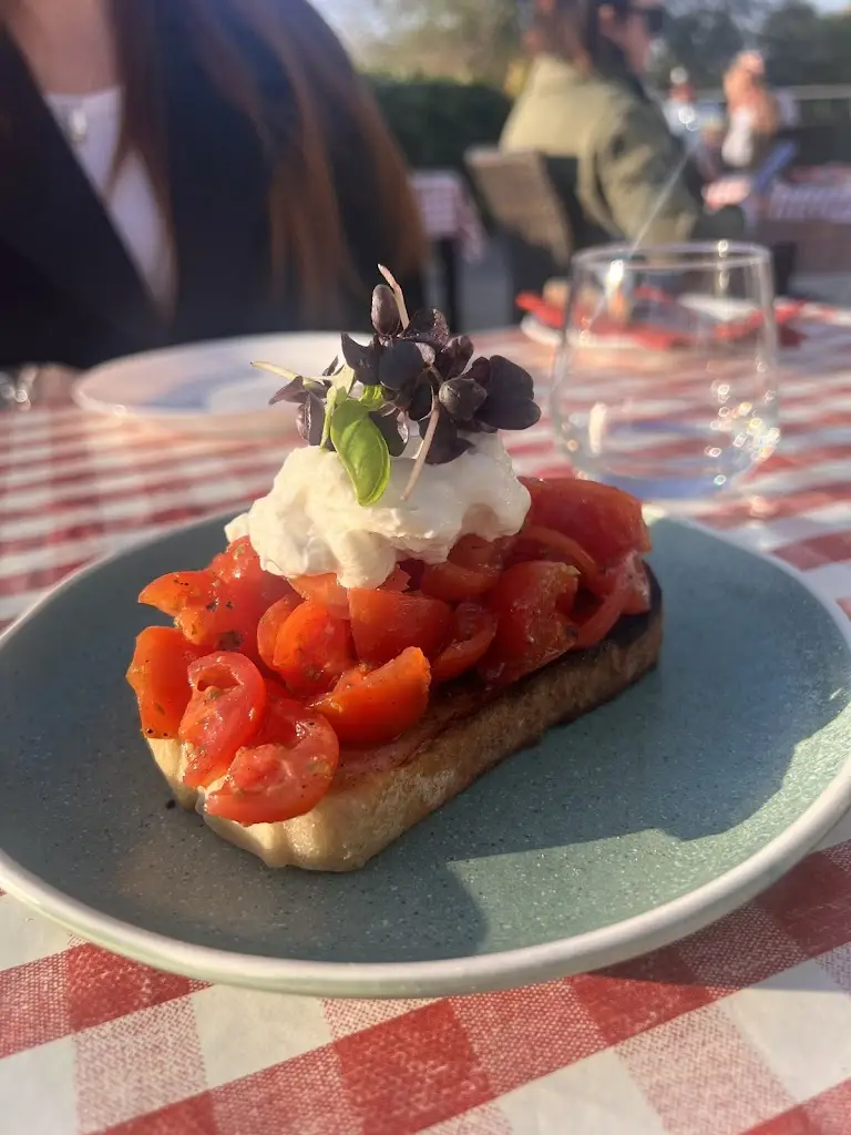 Ella Tucker_Luigi's Al Fresco at The Griffin_Danbury_review