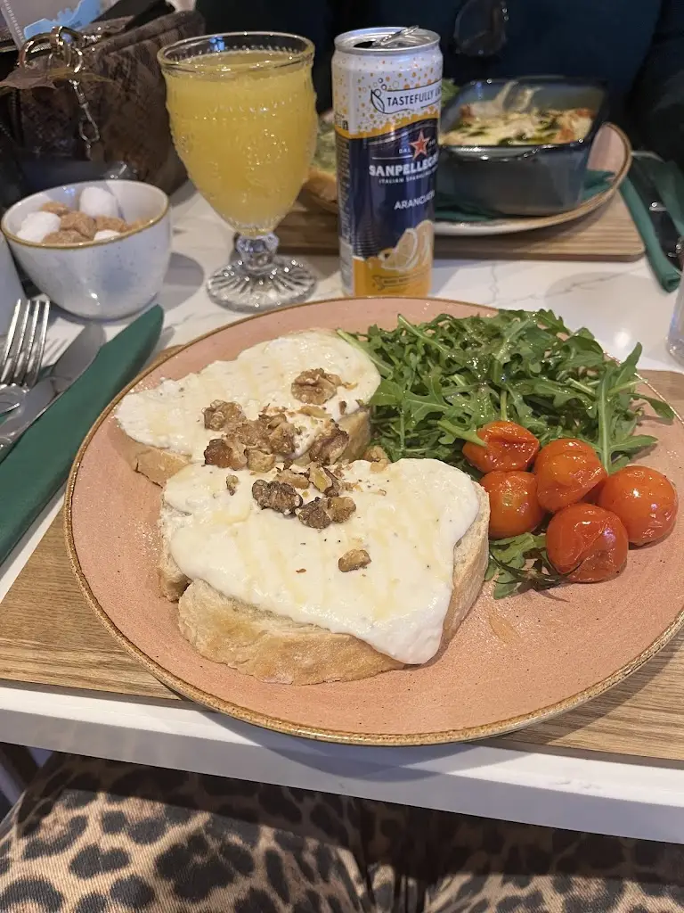 AJ Ward_Brizzolaris - Italian coffee bar_Dalton in Furness_reseña