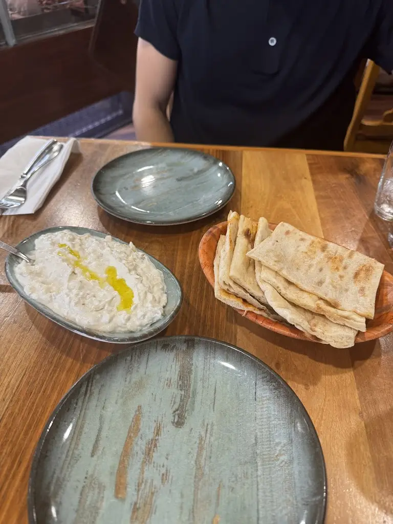 Emre Can Ökten_Yeni Umut 2000 Dalston_Dalston_review