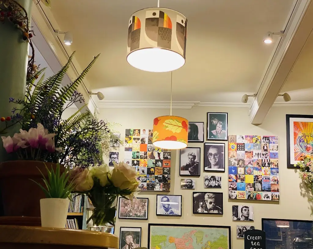 KIRSTIE BOXALL_Common Room Café_Debenham_recensione