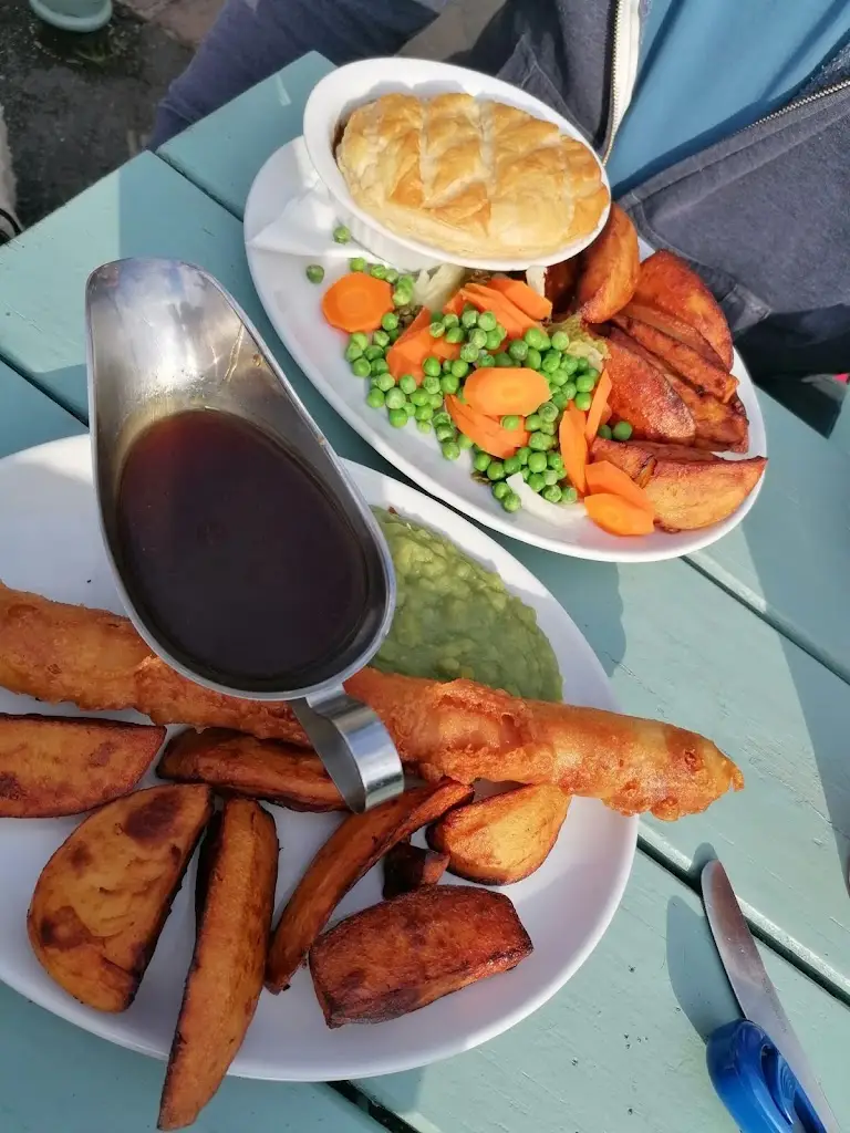 graham sanders_The White Lion_Delph_review