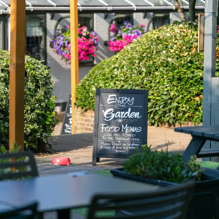 Cricketers Row Town restaurant in Addlestone