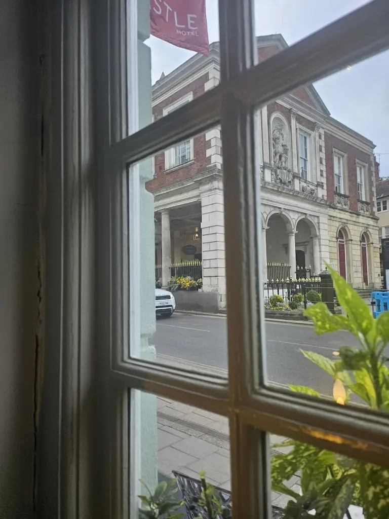 L Medd_Leaf At The Castle_Datchet_recensione