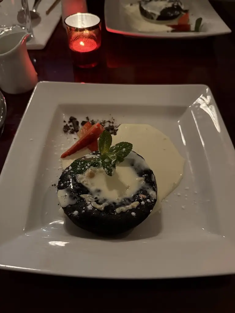 Orlando Buckland_Taylor's Restaurant_Dartmouth_review