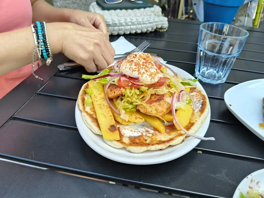 Alin Chirila_Greek delight Ltd_Dartmouth_reseña