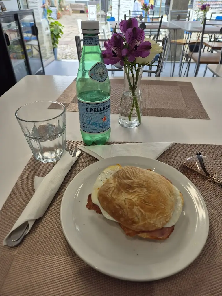 Annette Ingleson_Greek delight Ltd_Dartmouth_reseña