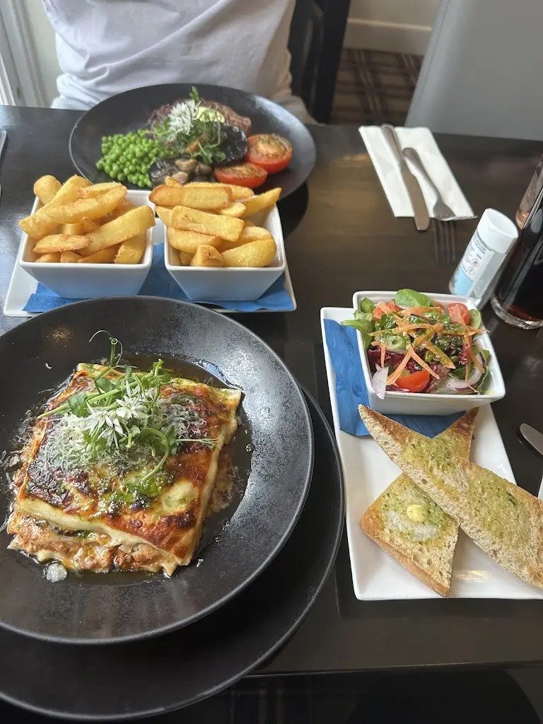 Louise Leake_The Wyndham_Dinton_review