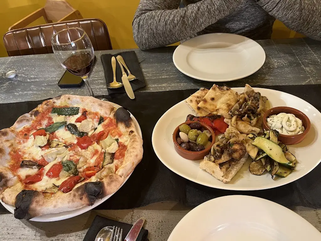 Menu_Pizzarella Restaurant_Dickens Heath_imagen_1