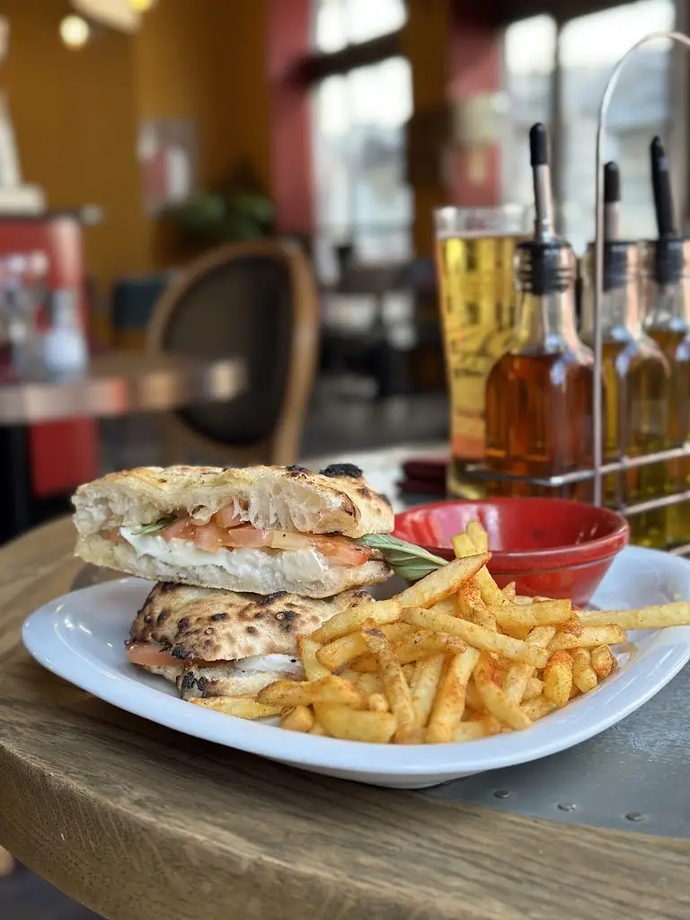 Pizzarella Restaurant_Dickens Heath_slider_image_3