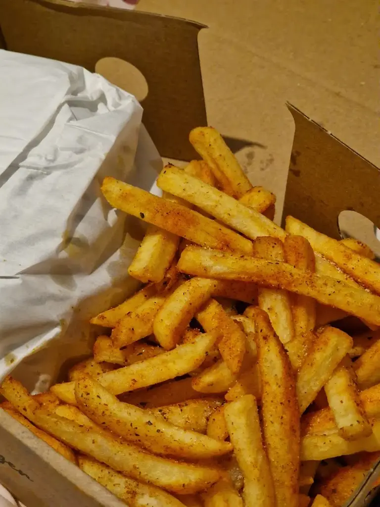 Henrietta Lendeczki_Ohannes Burger Arnold_Arnold_review