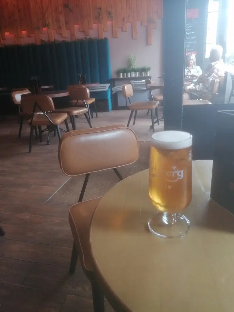 Lee Stevens_Sashas Bar_Arnold_review