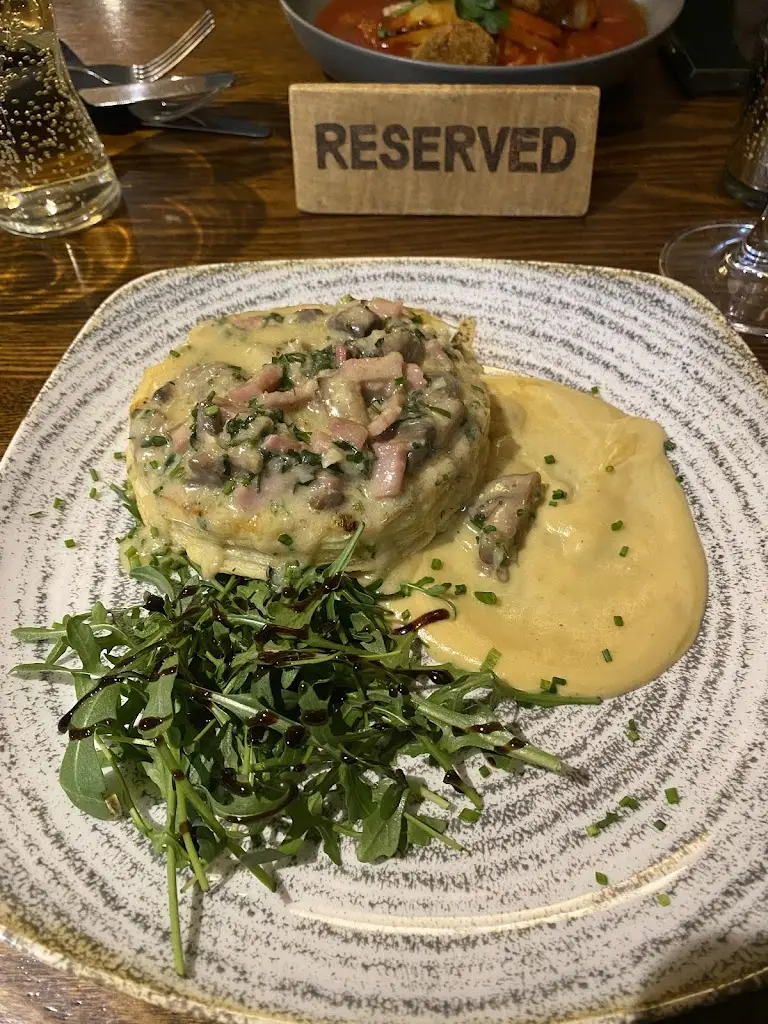 Christabel Hegg_The White Lion_Disley_review