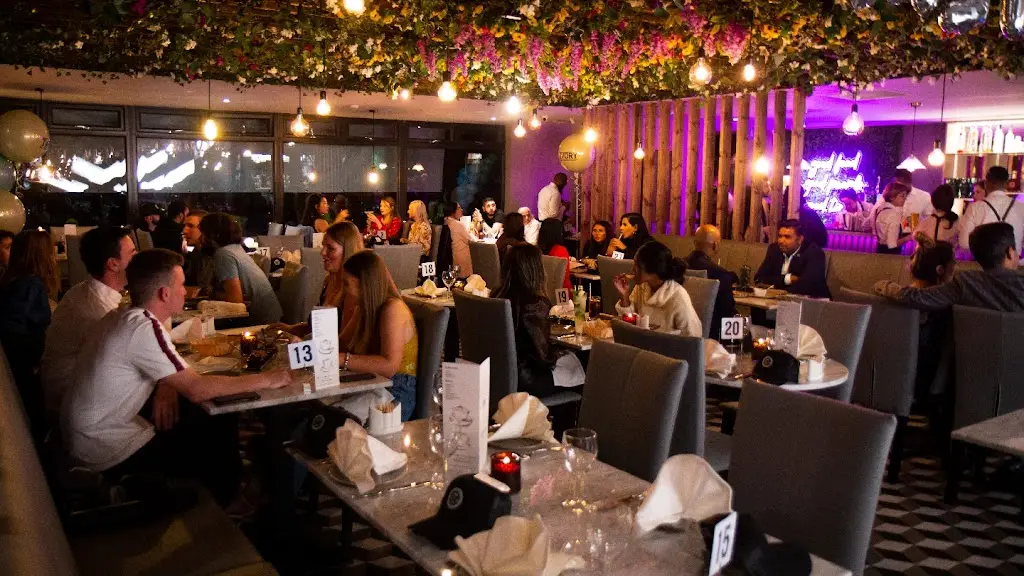 East To West Bar & Grill ristorante a Disley