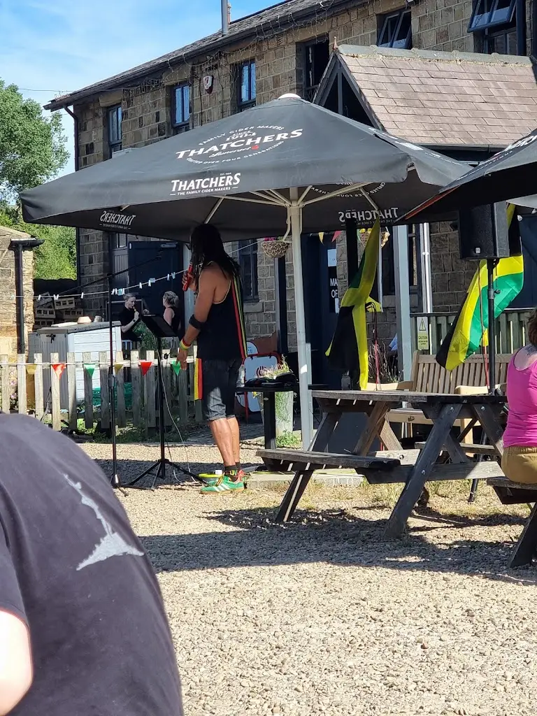 Lisa Burgess_The Leggers Inn_Dewsbury_review