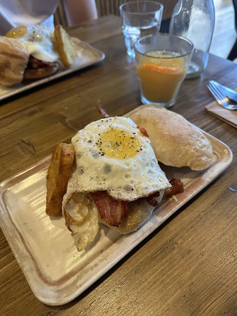 Mark Hembery_HolmeStores_Dorking_review