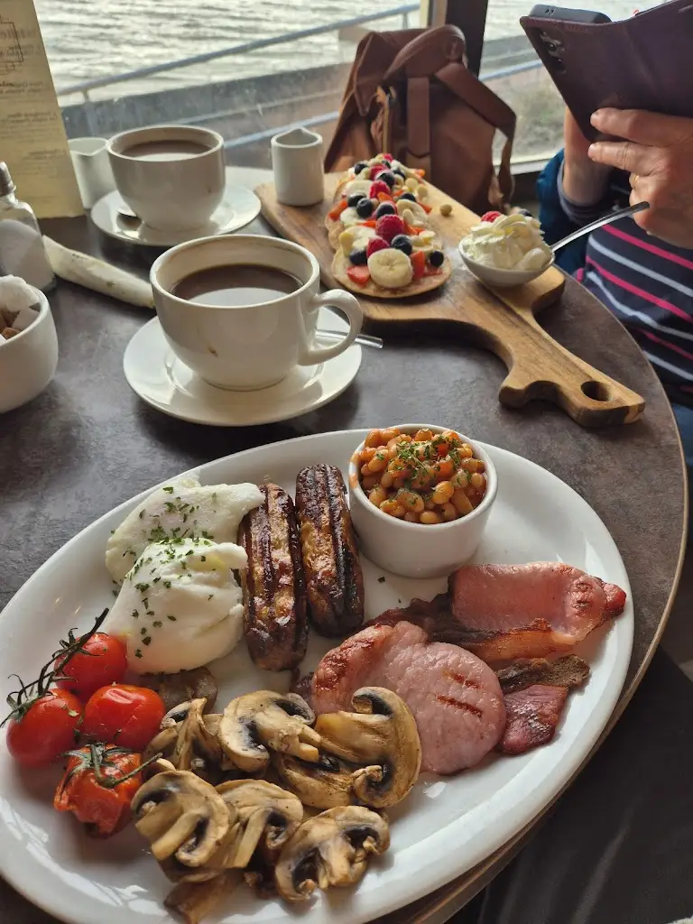 Richard Eldridge_The Pavilion_Dovercourt_review