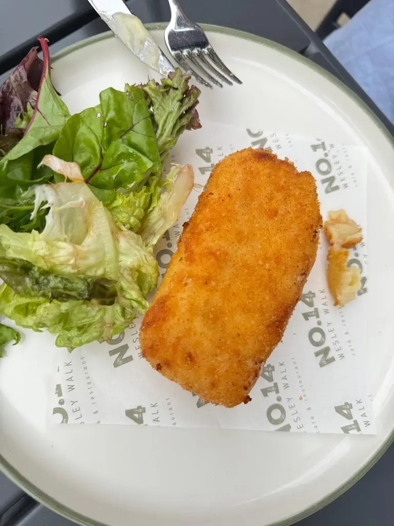 Sarah Dempsey_No.14 Wesley Walk_Ducklington_recensione