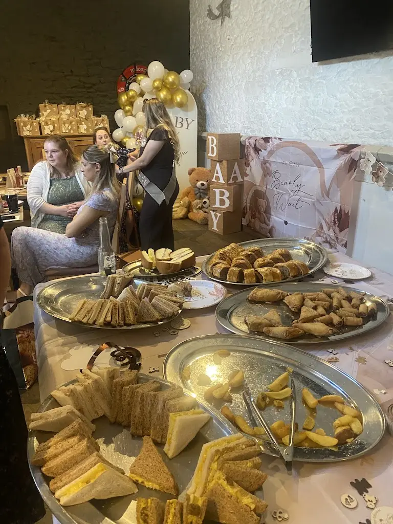 Rhiannon M_The Hollybush_Ducklington_review