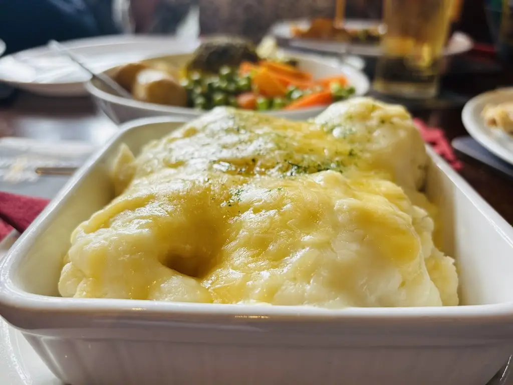 Medler Virginia_Ye Olde Forge Valley Inn_East Ayton_review