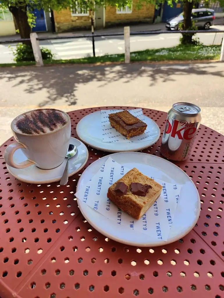 Emma D_TWENTY9_Earls Barton_recensione