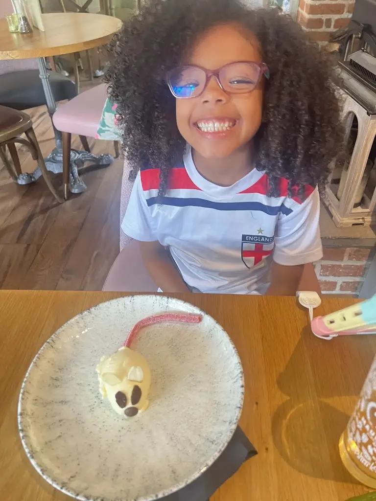 Kathy Hamilton-Baker_The Red Lion_East Bergholt_review