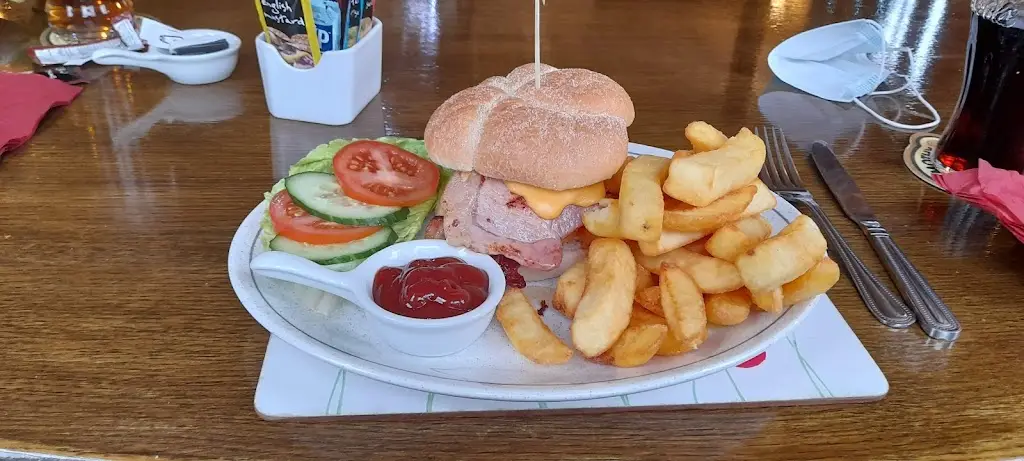 Simon Peters_Hare and Hounds East Bergholt_East Bergholt_review