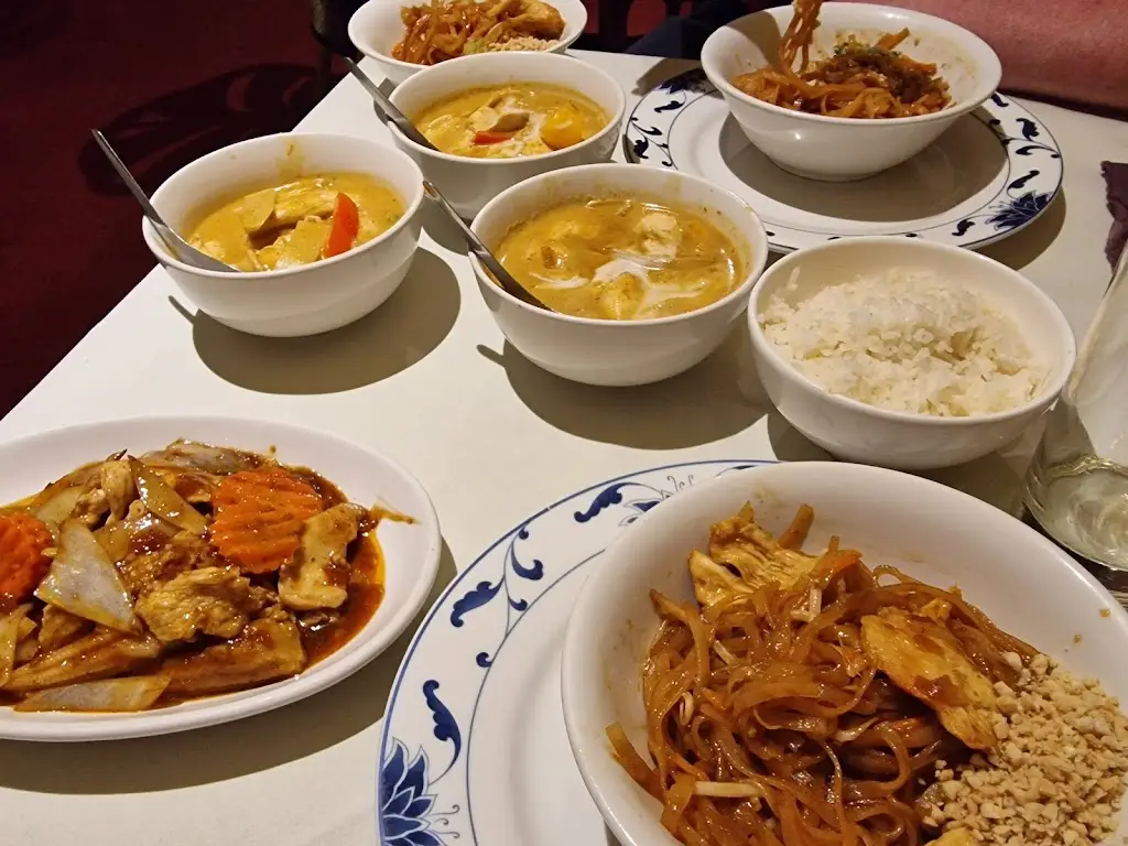 Lumpini Thai Restaurant (Dunstable)_Dunstable_slider_image_3