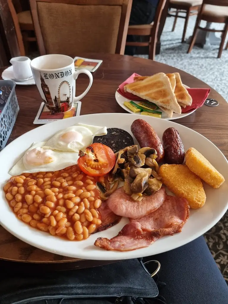 Suzanne Edwards_The Old Sugar Loaf_Dunstable_review