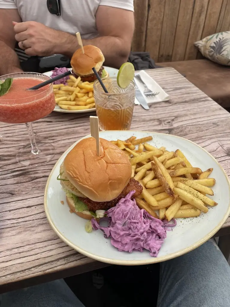 Hannah Trotman_Drifters - East Wittering_East Wittering_review