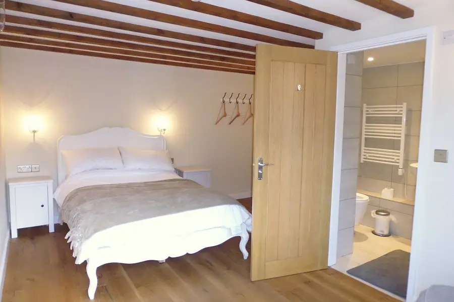 Queen Matilda Country Rooms restaurant in Avening