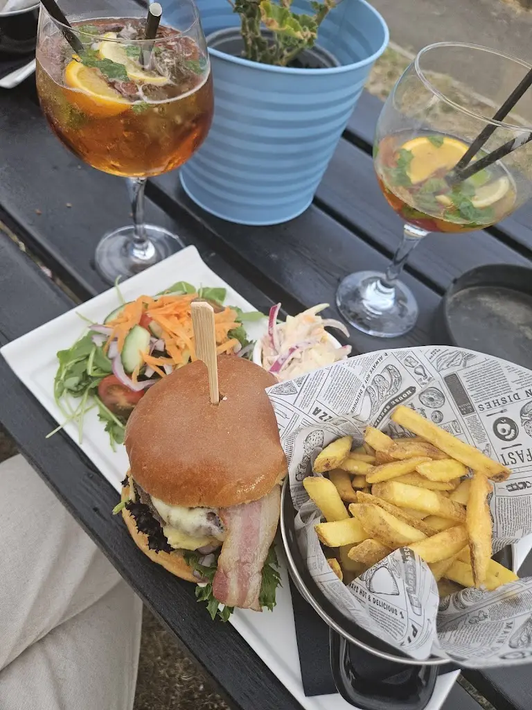 Zoe W_White Horse_Eaton Bray_review