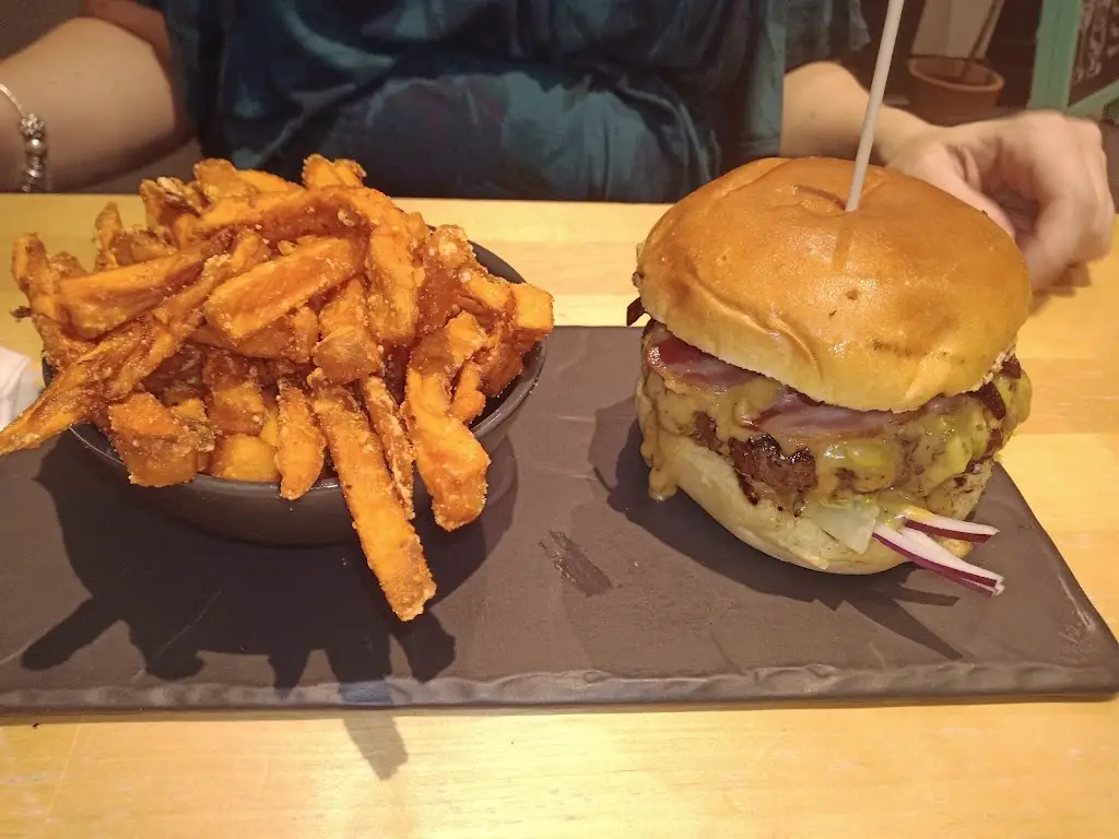 Neil Jackson_Bisley House Bar and Grill_Eastington_review