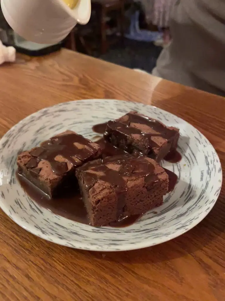 sarah hanlon_Black Swan_Eastrington_review