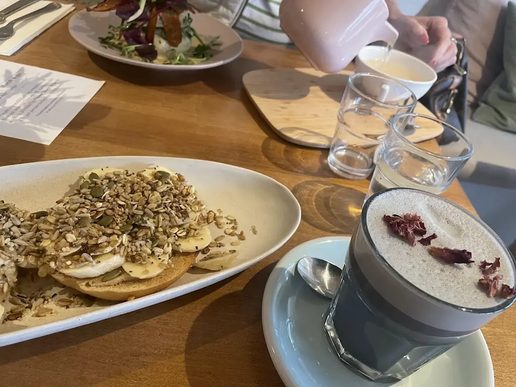 Kerry Bennett_Earthlings_Edgworth_review