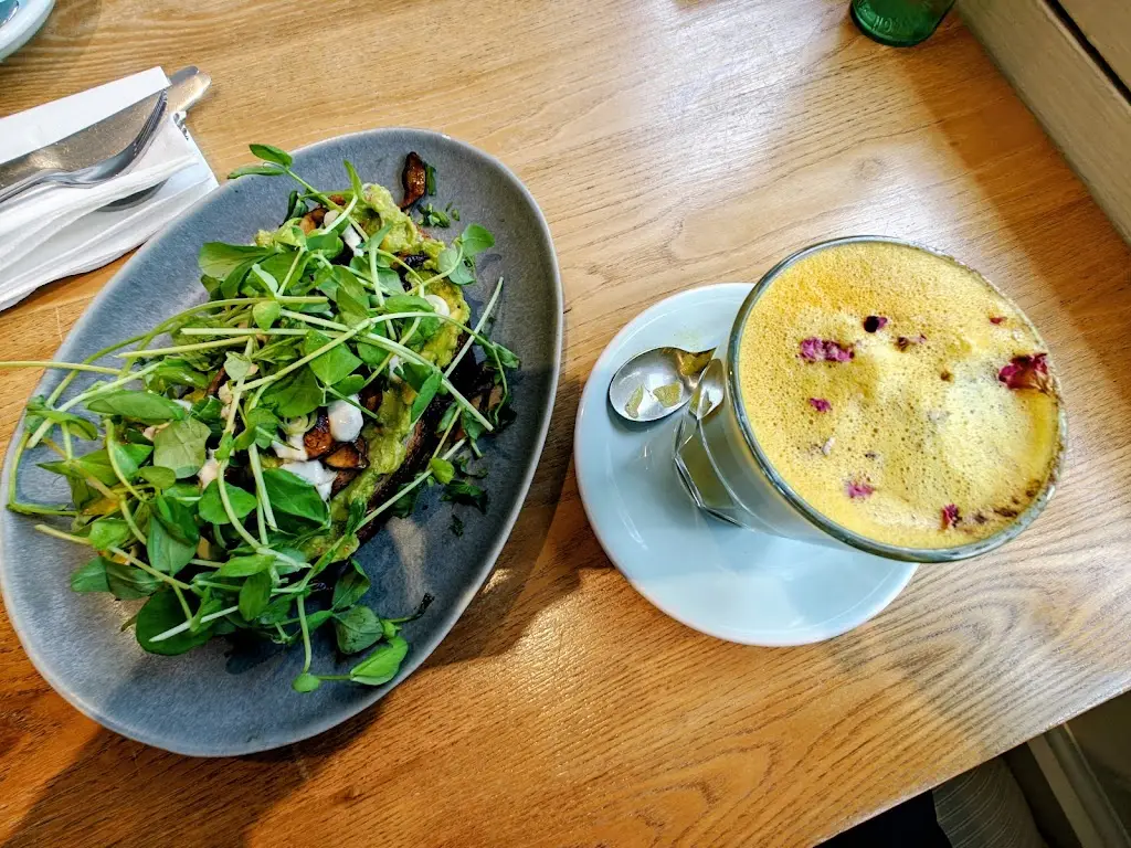 Earthlings_Edgworth_slider_image_3