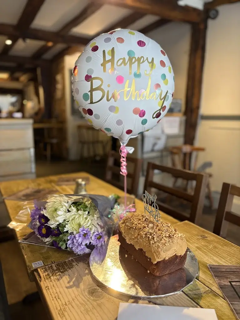 Shireen Dossa_Timbers_Eight Ash Green_reseña