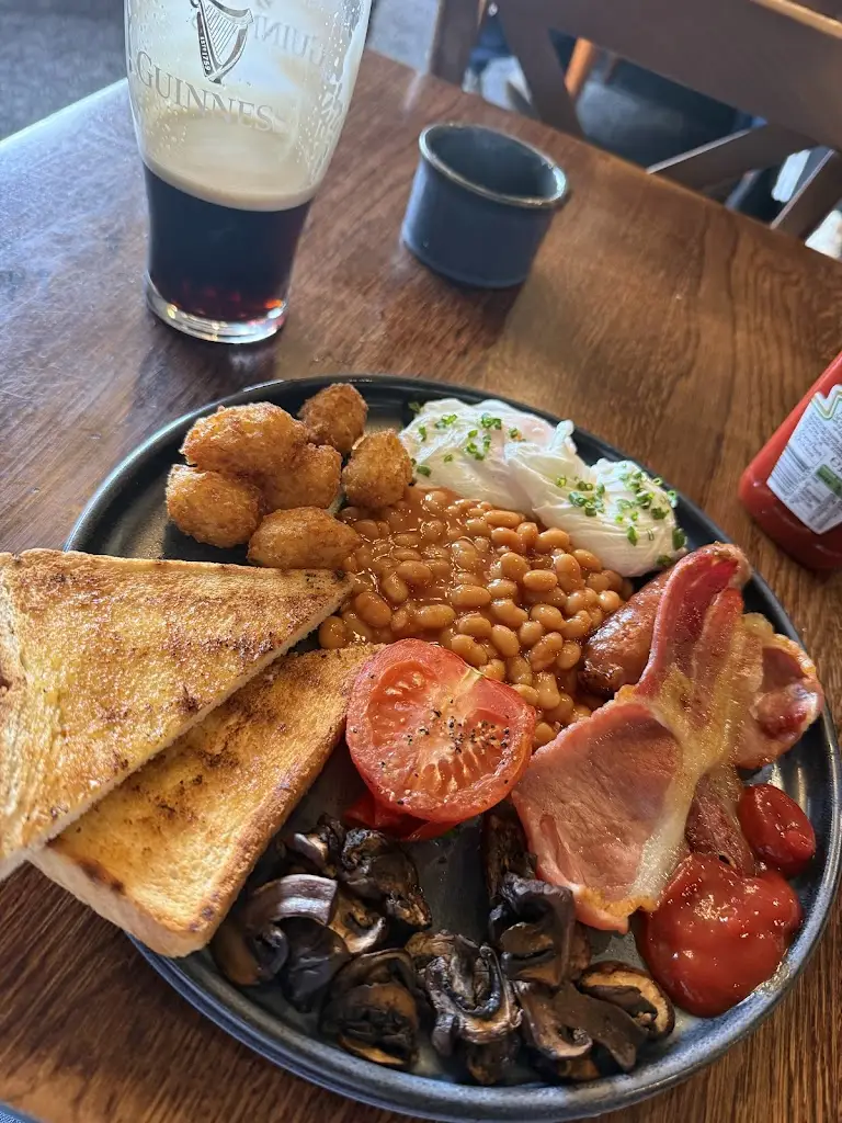 Damian Waller_The Hart at Headless Cross_Astwood Bank_review