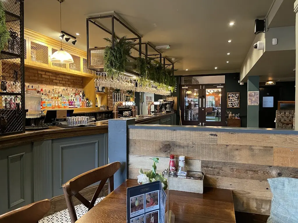 Andrew Roberts_The Hart at Headless Cross_Astwood Bank_review