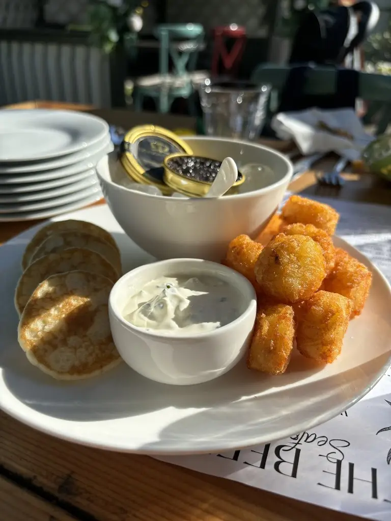 Lucy Arthur_The Beehive, Egham_Egham_review