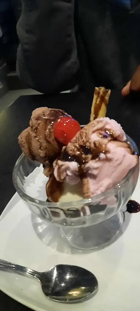 Julie Erdmann_Bellini Egham_Egham_review