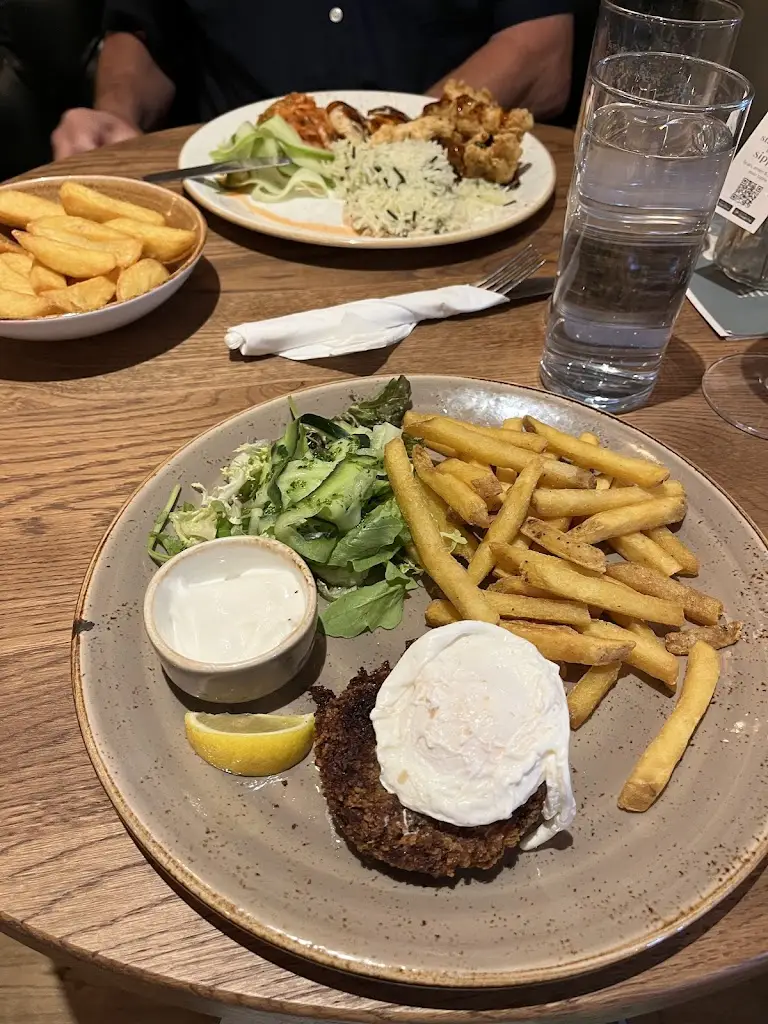 Jane Heath-Jones_The Crown_Eaton Socon_review