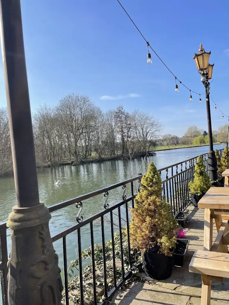 Dovydas Kavaliauskas_Bridge House_Eaton Socon_review